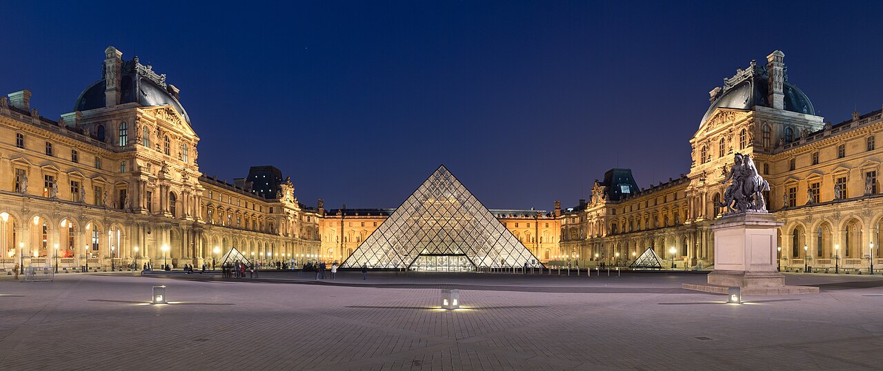 La pirámide del Louvre en París