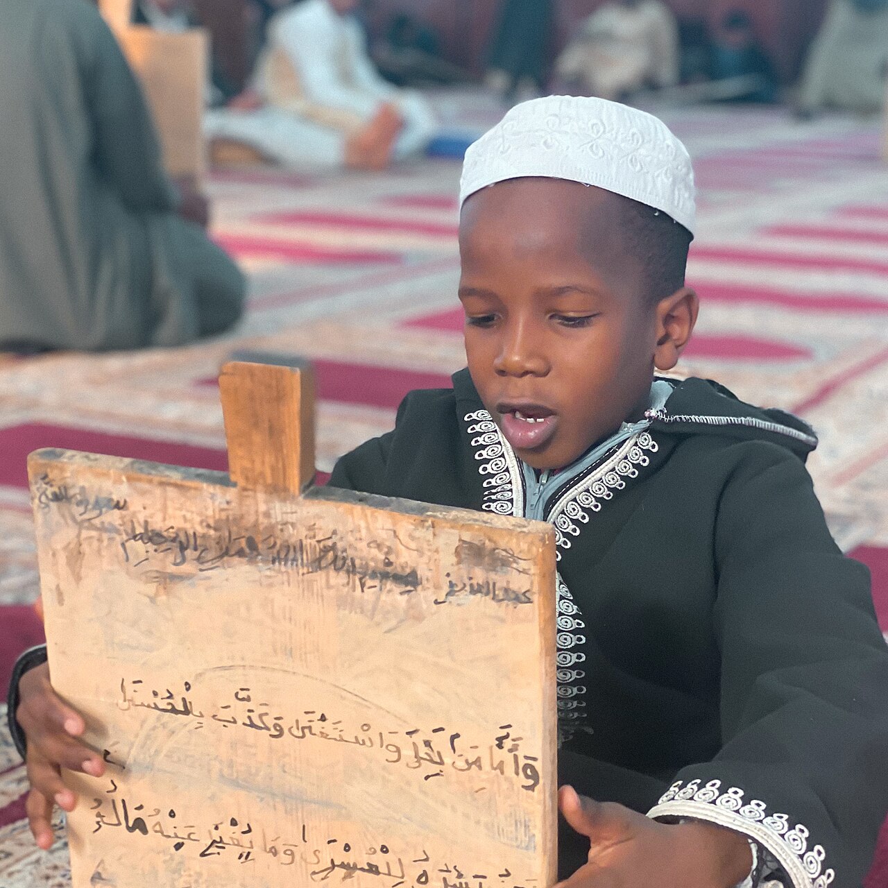 Niños aprendiendo con una tableta
