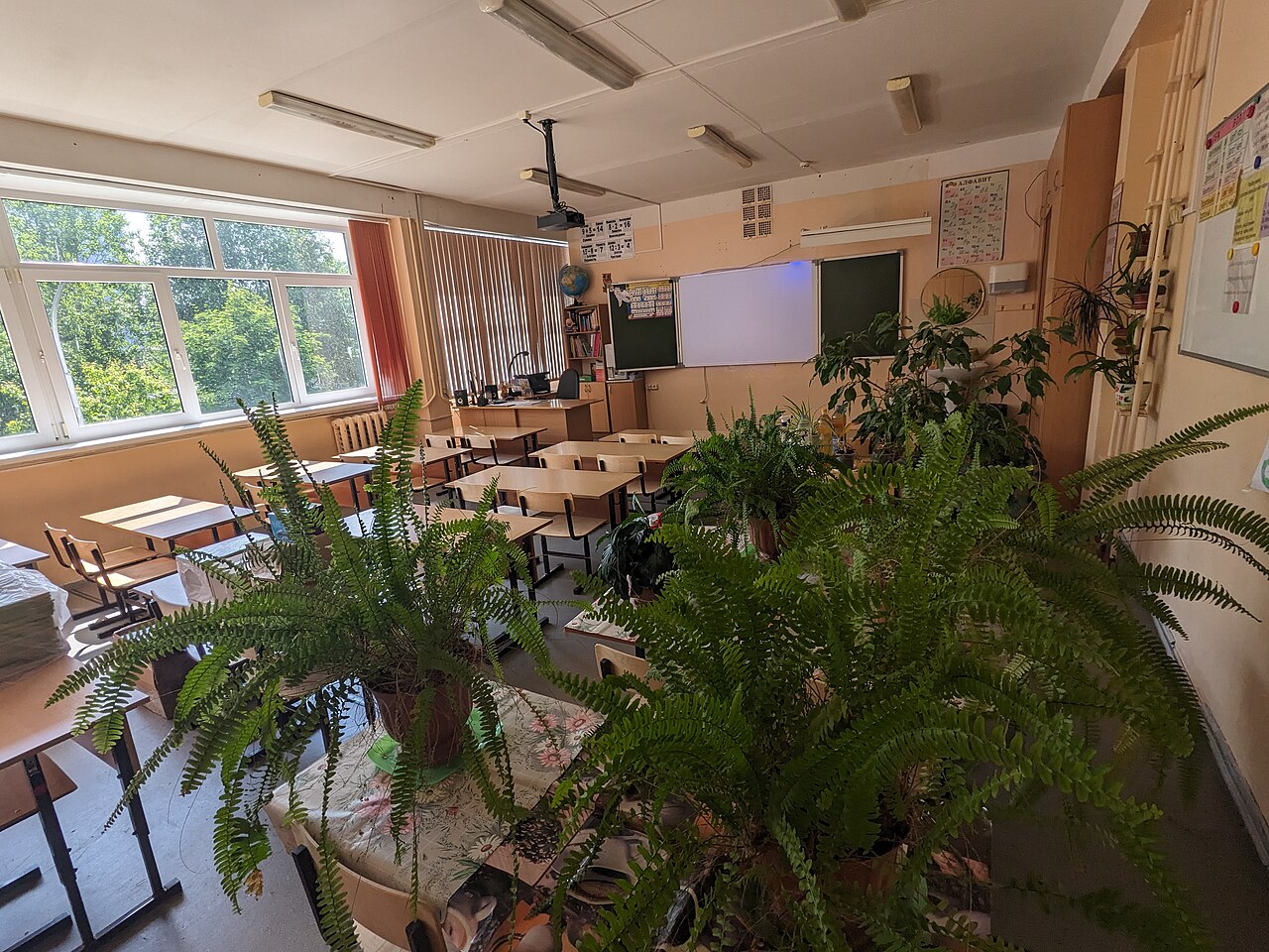Un aula con una pizarra