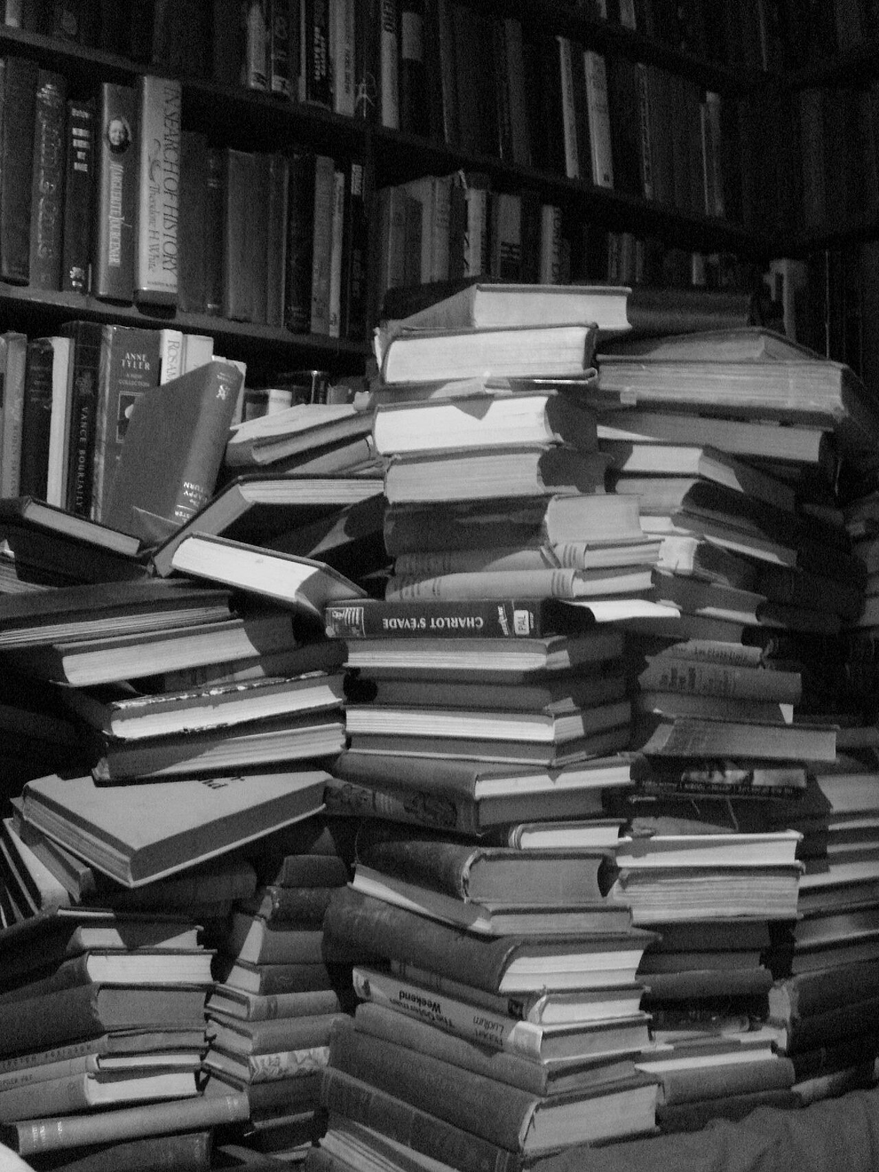 Une pile de vieux livres